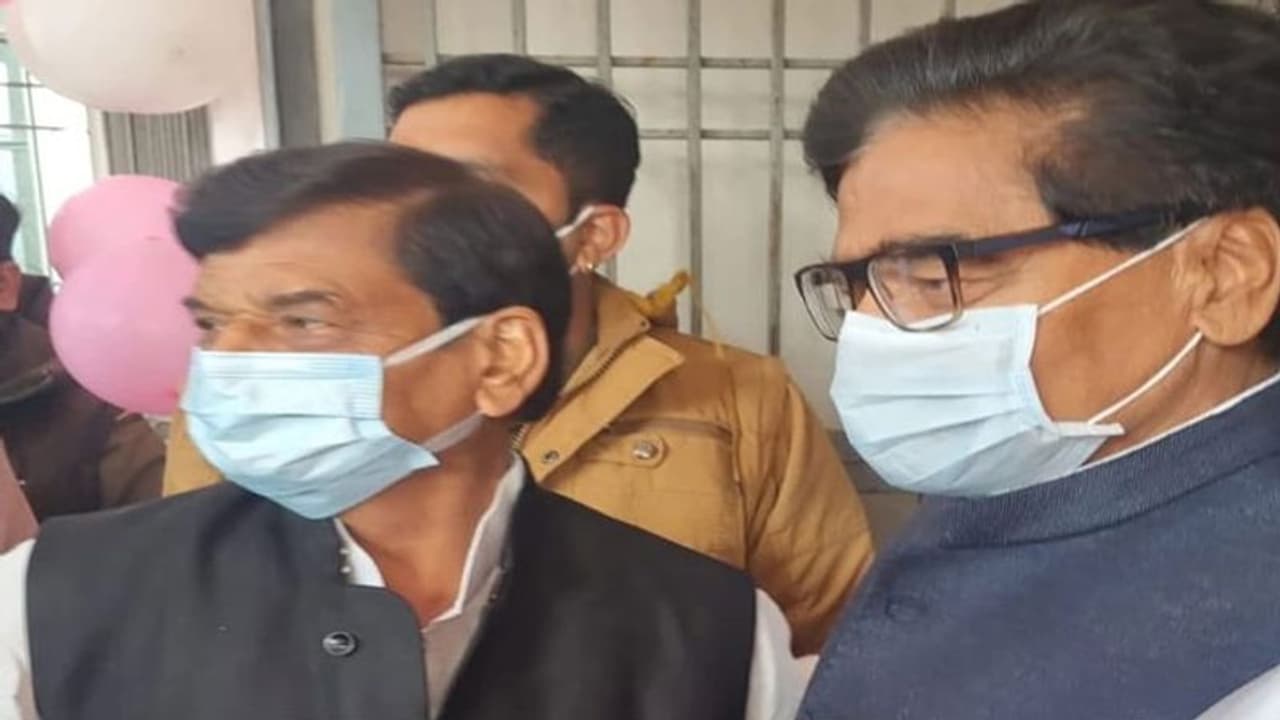 UP Chunav 2022: सैफई में वोट डालने पहुंचे शिवपाल यादव, कहा पूर्ण बहुमत से बनेगी अखिलेश की सरकार UP Chunav 2022: सैफई में वोट डालने पहुंचे शिवपाल यादव, कहा पूर्ण बहुमत से बनेगी अखिलेश की सरकार