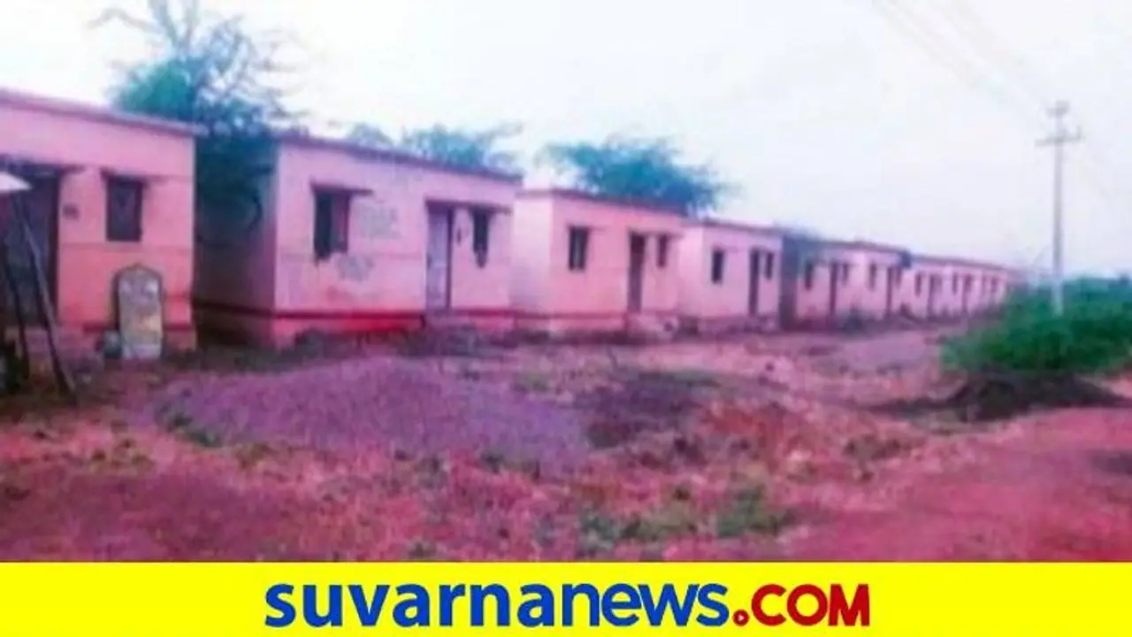 Gadag: ದಶಕವಾ​ದ್ರೂ ಪ್ರವಾಹ ಸಂತ್ರ​ಸ್ತ​ರಿಗೆ ಹಂಚಿಕೆ​ಯಾ​ಗದ ಆಸರೆ ಮನೆ​ಗ​ಳು..!