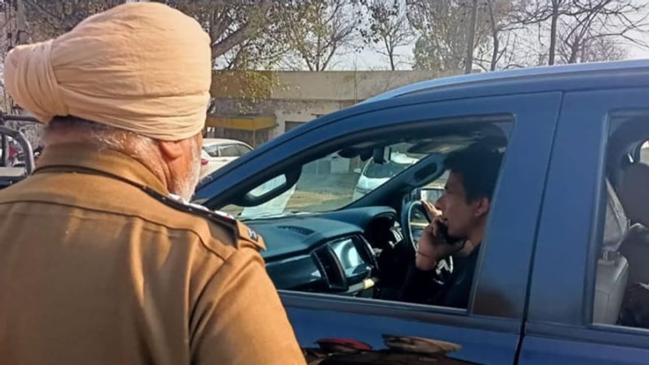 पंजाब चुनाव: सोनू सूद का दावा मोगा में कंडिडेट वोट खरीद रहे, पोलिंग बूथ में घुसने के आरोप में कार जब्त पंजाब चुनाव: सोनू सूद का दावा मोगा में कंडिडेट वोट खरीद रहे, पोलिंग बूथ में घुसने के आरोप में कार जब्त