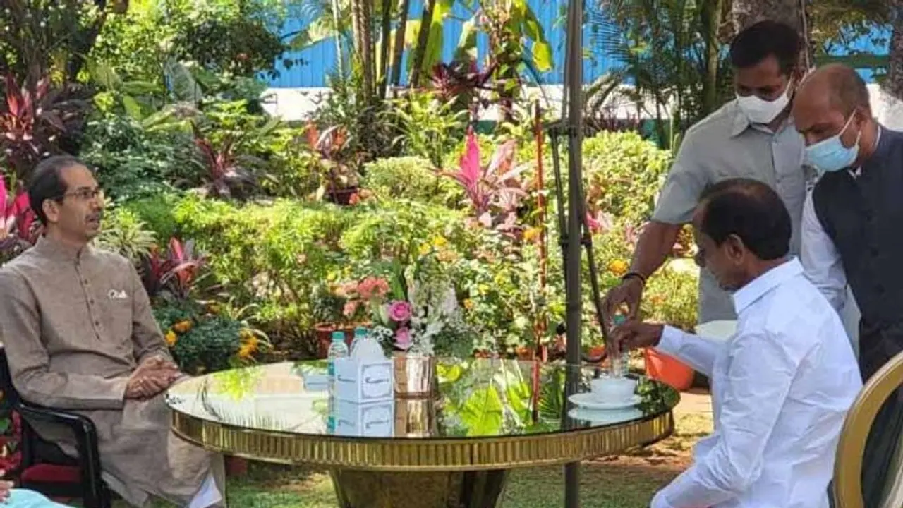 Non Congress Front : ಮಹಾರಾಷ್ಟ್ರದಲ್ಲಿ ಉದ್ಧವ್ ಠಾಕ್ರೆ, KCR ಭೇಟಿ, ಮಾತುಕತೆ! Non Congress Front : ಮಹಾರಾಷ್ಟ್ರದಲ್ಲಿ ಉದ್ಧವ್ ಠಾಕ್ರೆ, KCR ಭೇಟಿ, ಮಾತುಕತೆ!