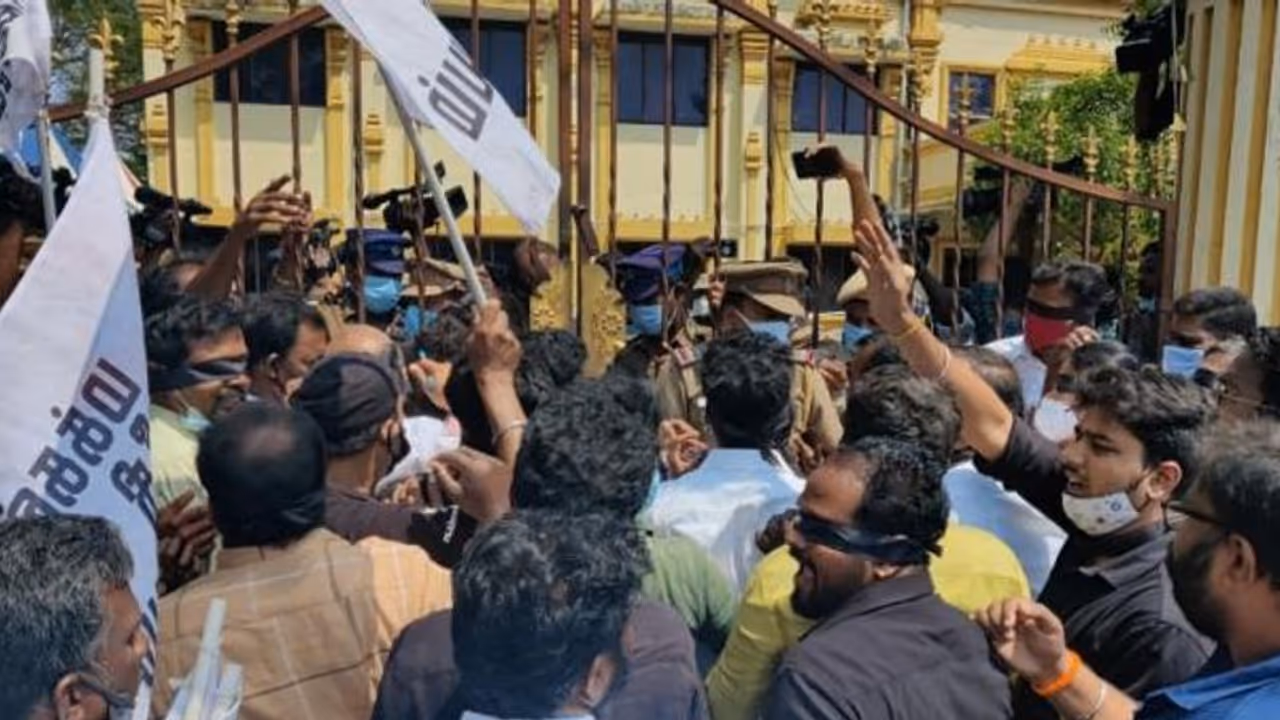 Local Body Election:அதிமுக அடுத்து மநீம போர்க்கொடி..கள்ள ஓட்டு போட்டாங்க..ஆணையத்தை முற்றுகையிட்டு அதகளம்..