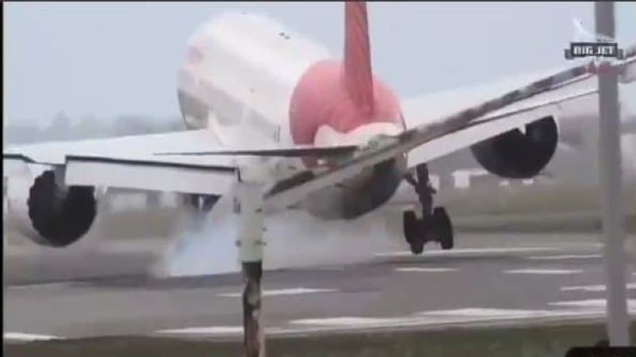 यूनिस तूफान के बीच एयर इंडिया पायलटों ने हीथ्रो एयरपोर्ट पर उतारे विमान, सभी कर रहे तारीफ, देखें वायरल वीडियो यूनिस तूफान के बीच एयर इंडिया पायलटों ने हीथ्रो एयरपोर्ट पर उतारे विमान, सभी कर रहे तारीफ, देखें वायरल वीडियो
