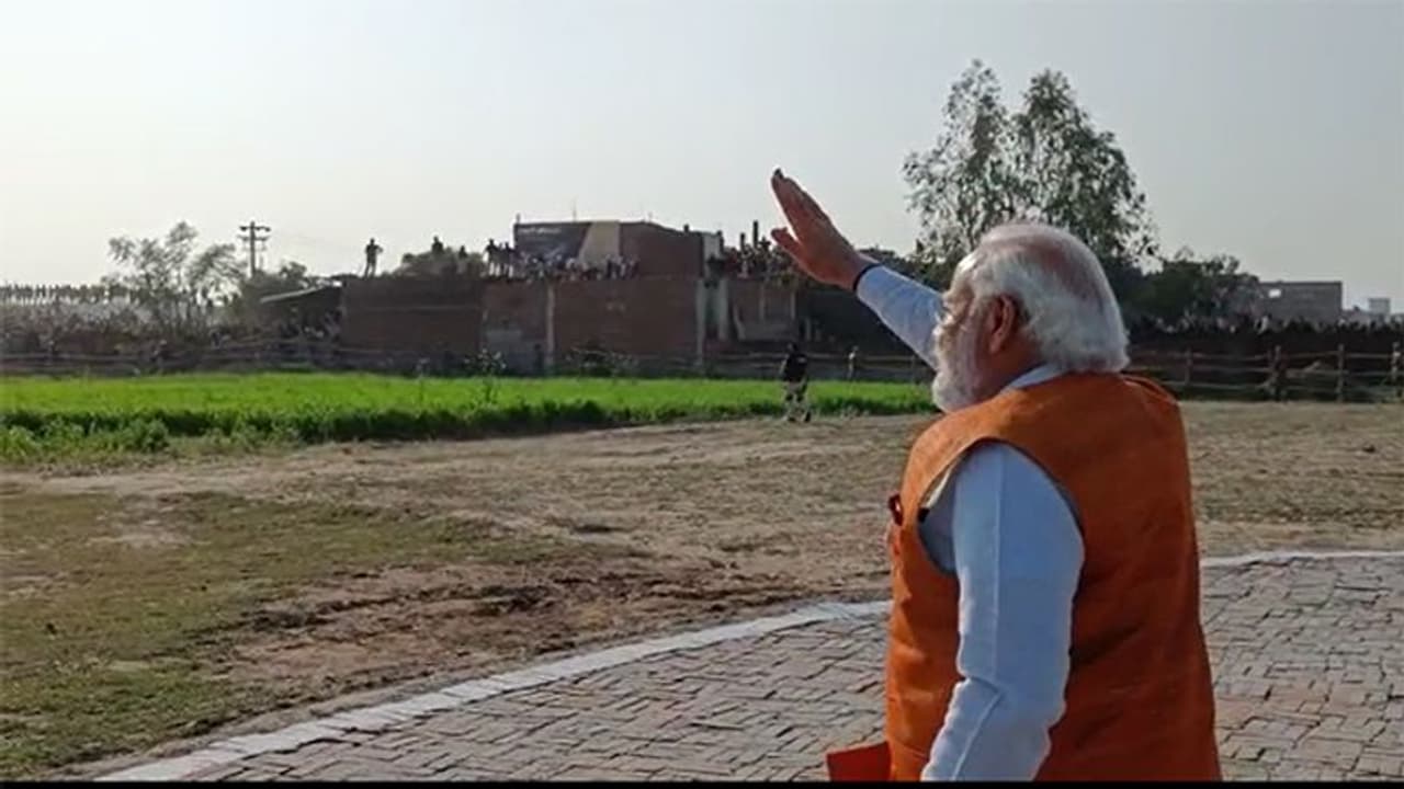 मोदी की एक झलक के लिए बेताब दिखे उन्नाव के लोग, हेलिपैड पर उतरते ही छतों और टैरेस से देखने वालों की लगी भीड़ मोदी की एक झलक के लिए बेताब दिखे उन्नाव के लोग, हेलिपैड पर उतरते ही छतों और टैरेस से देखने वालों की लगी भीड़