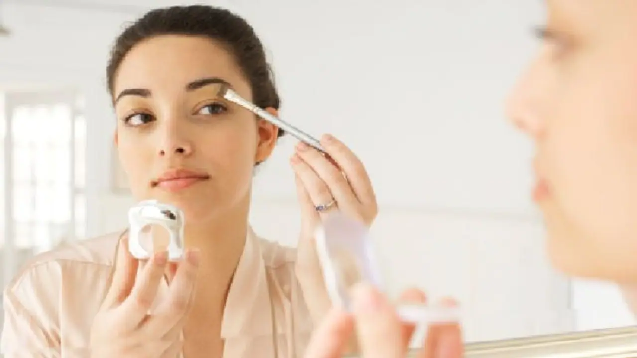 হালকা মেকআপে সকলের নজর কাড়তে মেনে চলুন এই পদ্ধতি, রইল অফিস মেকআপ টিপস