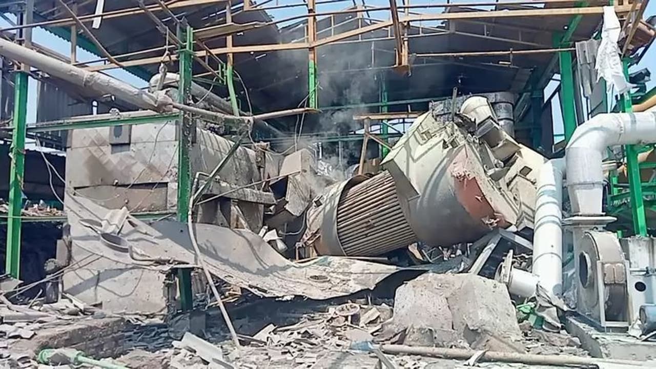 தொழிற்சாலையில் பாய்லர் வெடித்து விபத்து... இருவர் பலி... சீர்காழியில் பரபரப்பு!! தொழிற்சாலையில் பாய்லர் வெடித்து விபத்து... இருவர் பலி... சீர்காழியில் பரபரப்பு!!