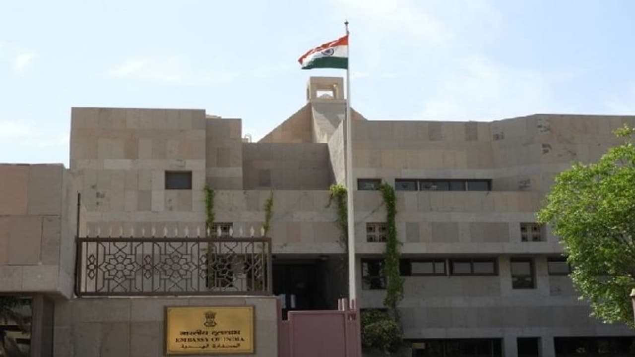 உக்ரைனில் பதற்றம்... இந்தியர்கள் உடனே தாயகம் திரும்ப வேண்டும்... இந்திய தூதரகம் மீண்டும் அறிவுறுத்தல்!! உக்ரைனில் பதற்றம்... இந்தியர்கள் உடனே தாயகம் திரும்ப வேண்டும்... இந்திய தூதரகம் மீண்டும் அறிவுறுத்தல்!!