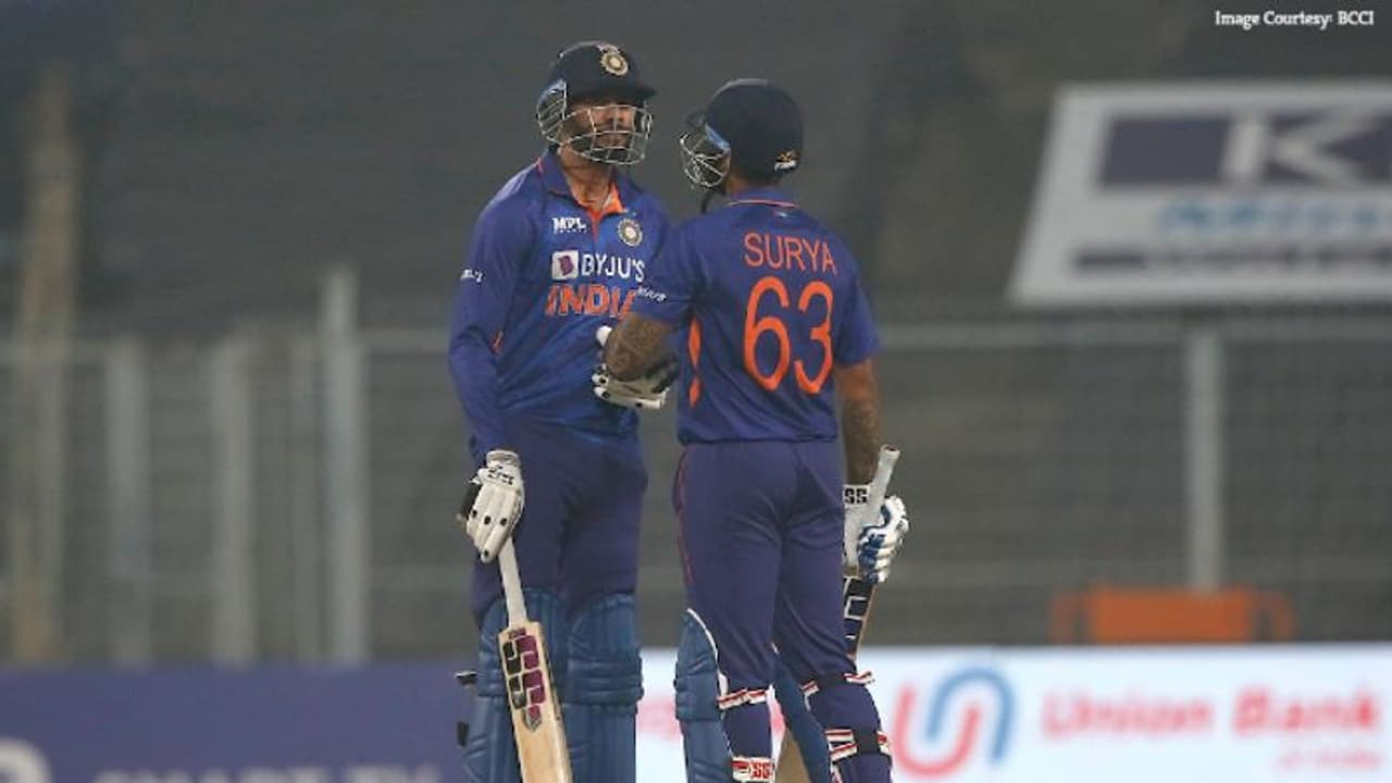 കളിപ്പിക്കാനല്ലെങ്കില് പിന്നെ എന്തിന് അയാളെ ടീമിലെടുത്തു, ഇന്ത്യന് ടീം സെലക്ഷനെതിരെ തുറന്നടിച്ച് മുന്താരം കളിപ്പിക്കാനല്ലെങ്കില് പിന്നെ എന്തിന് അയാളെ ടീമിലെടുത്തു, ഇന്ത്യന് ടീം സെലക്ഷനെതിരെ തുറന്നടിച്ച് മുന്താരം