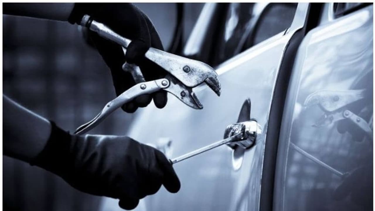 ചാലക്കുടിയിൽ യാത്രക്കാരെ ആക്രമിച്ച ശേഷം തട്ടിയെടുത്ത കാർ മാളയിൽ കണ്ടെത്തി ചാലക്കുടിയിൽ യാത്രക്കാരെ ആക്രമിച്ച ശേഷം തട്ടിയെടുത്ത കാർ മാളയിൽ കണ്ടെത്തി