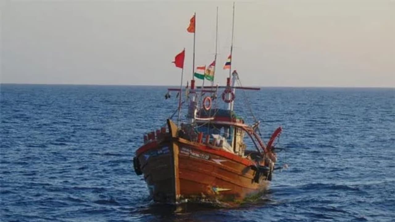 எல்லை தாண்டி மீன்படித்ததாக 31 இந்திய மீனவர்கள் கைது... பாக். கடற்படை அட்டூழியம்!!