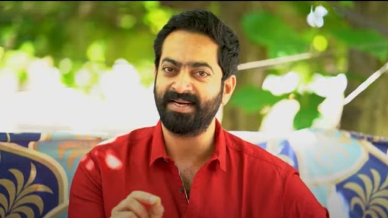 'കണ്ടോളൂ.. ചിരിച്ചോളൂ.. പക്ഷേ പഴയ ഗുണ്ടകളെ കളിയാക്കരുതേ'; അപേക്ഷാപൂർവ്വം സൈജു കുറുപ്പ് 'കണ്ടോളൂ.. ചിരിച്ചോളൂ.. പക്ഷേ പഴയ ഗുണ്ടകളെ കളിയാക്കരുതേ'; അപേക്ഷാപൂർവ്വം സൈജു കുറുപ്പ്