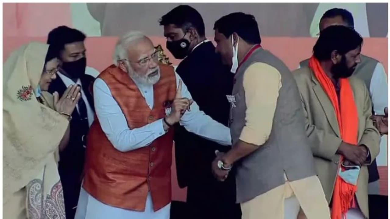 PM Modi election rally : പ്രധാനമന്ത്രിയുടെ കാലില്‍ തൊട്ടുവണങ്ങാനൊരുങ്ങി ബിജെപി നേതാവ്, തടഞ്ഞ് മോദി; വീഡിയോ