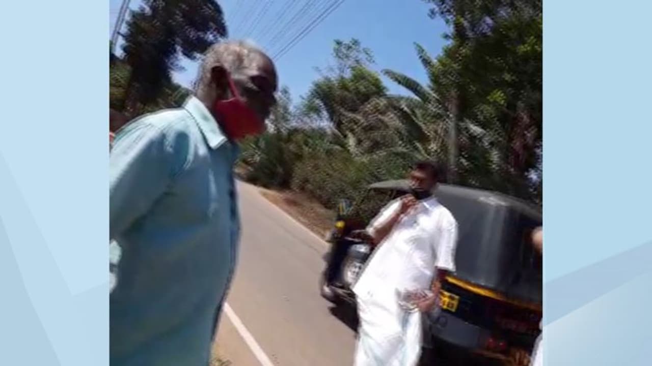 Fraud : കള്ളപ്പേരിൽ പിരിവിനെത്തി വീട്ടമ്മയുടെ മൊബൈൽ മോഷ്ടിച്ചു, മകൻ എത്തി മൊബൈൽ സംഘത്തിൽ നിന്ന് കണ്ടെടുത്തു Fraud : കള്ളപ്പേരിൽ പിരിവിനെത്തി വീട്ടമ്മയുടെ മൊബൈൽ മോഷ്ടിച്ചു, മകൻ എത്തി മൊബൈൽ സംഘത്തിൽ നിന്ന് കണ്ടെടുത്തു