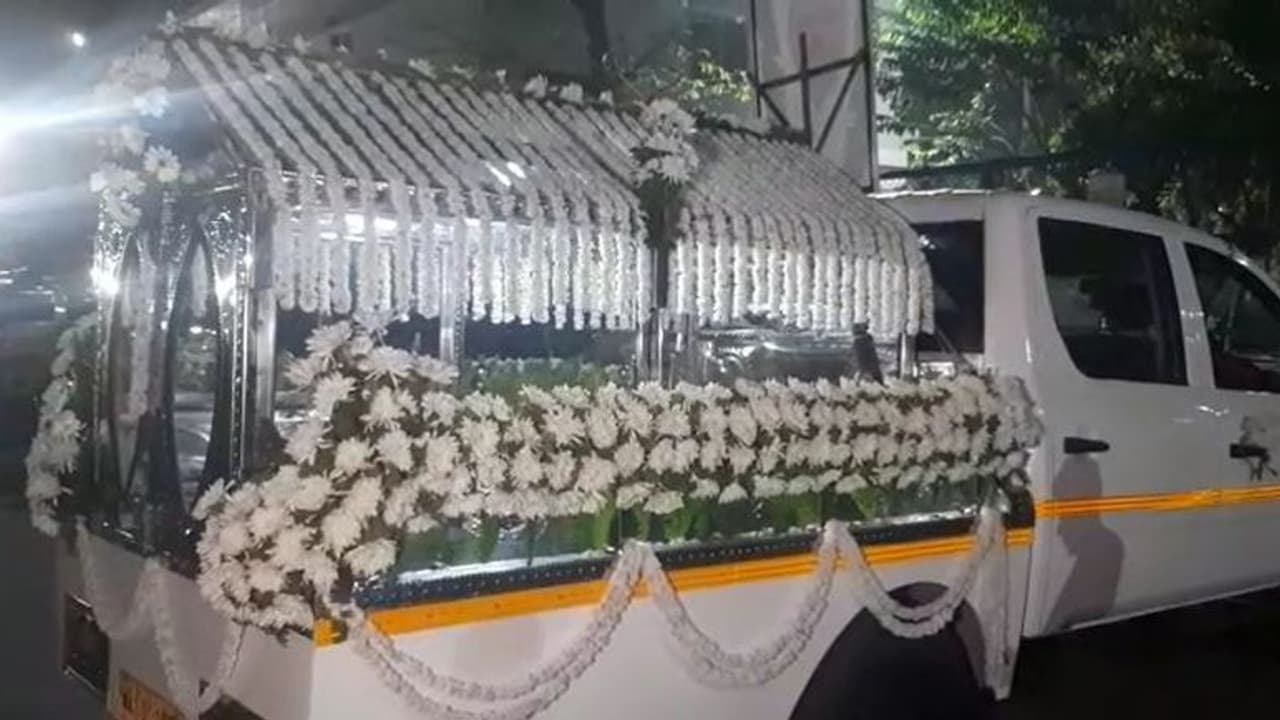 রাতের বিমানে কলকাতায় এল সাধন পাণ্ডের মরদেহ, আজ নিমতলা মহাশ্মশানে শেষকৃত্য রাতের বিমানে কলকাতায় এল সাধন পাণ্ডের মরদেহ, আজ নিমতলা মহাশ্মশানে শেষকৃত্য