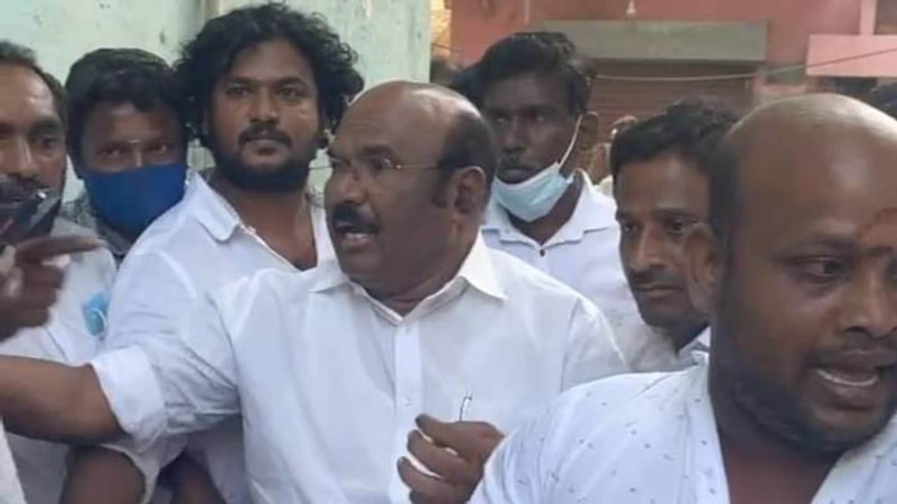 நீதின்னா என்ன..? மேஜிஸ்ட்ரேட்டுக்கே திருக்குறள் சொன்ன ஜெயக்குமார்.. கோர்ட்டில் திரண்ட பாஜகவினர். நீதின்னா என்ன..? மேஜிஸ்ட்ரேட்டுக்கே திருக்குறள் சொன்ன ஜெயக்குமார்.. கோர்ட்டில் திரண்ட பாஜகவினர்.