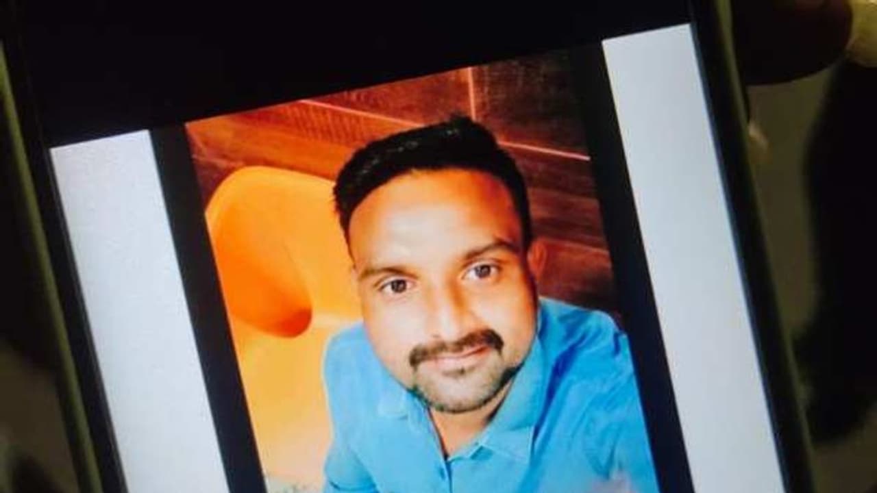 சென்னையில் திமுக பிரமுகர் கொலை வழக்கு.. 4 பேர் அதிரடி கைது.. அதிர வைக்கும் பரபரப்பு தகவல்கள்..! சென்னையில் திமுக பிரமுகர் கொலை வழக்கு.. 4 பேர் அதிரடி கைது.. அதிர வைக்கும் பரபரப்பு தகவல்கள்..!