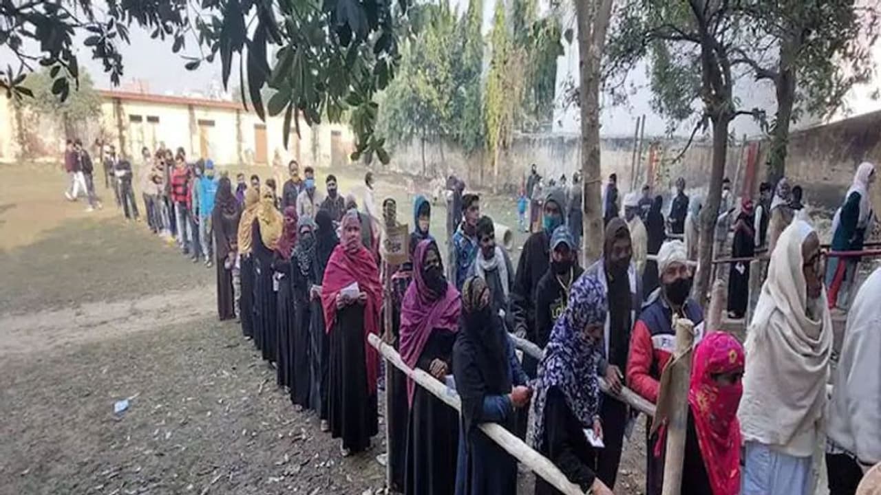 UP Chunav 2022: तीसरे चरण के मतदान के बाद दिग्गजों के कार्यालयों पर पसरा सन्नाटा, हार जीत का जोड़ गणित जारी UP Chunav 2022: तीसरे चरण के मतदान के बाद दिग्गजों के कार्यालयों पर पसरा सन्नाटा, हार जीत का जोड़ गणित जारी