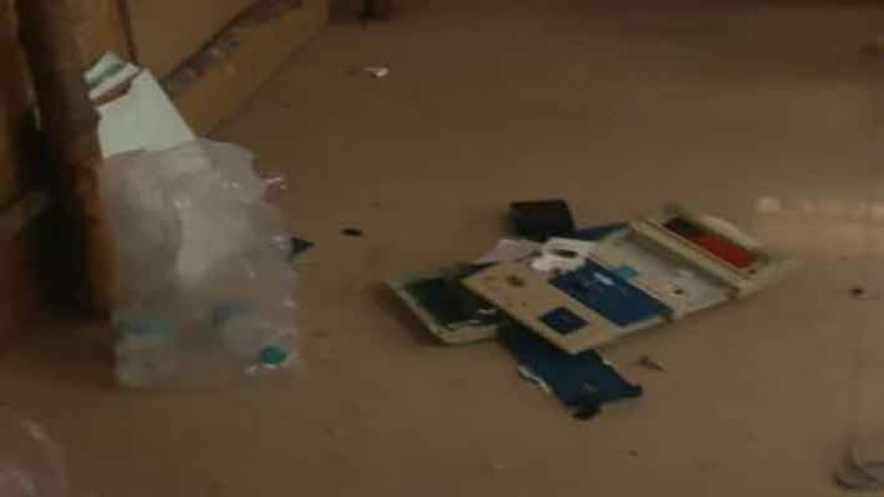 திருவான்மியூரில் வாக்குப்பதிவு இயந்திரத்தை அடித்து நொறுக்கிய திமுக பிரமுகர்கள்.. 2 பேர் அதிரடி கைது.! திருவான்மியூரில் வாக்குப்பதிவு இயந்திரத்தை அடித்து நொறுக்கிய திமுக பிரமுகர்கள்.. 2 பேர் அதிரடி கைது.!