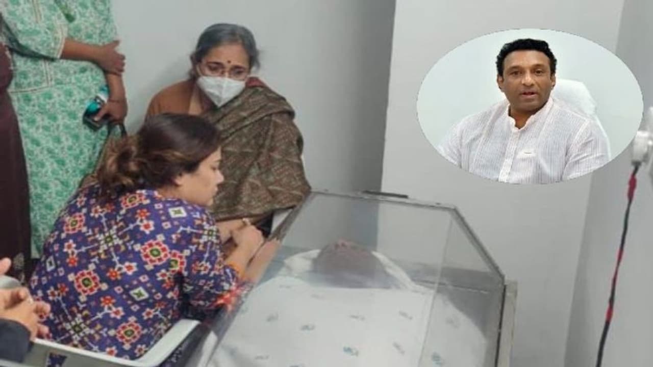 రేపు ఉదయం నెల్లూరుకు గౌతమ్ రెడ్డి భౌతికకాయం.. ఎల్లుండి స్వగ్రామంలో అంత్యక్రియలు రేపు ఉదయం నెల్లూరుకు గౌతమ్ రెడ్డి భౌతికకాయం.. ఎల్లుండి స్వగ్రామంలో అంత్యక్రియలు