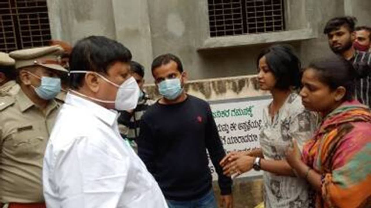 कर्नाटक के शिवमोगा में बजरंग दल कार्यकर्ता की हत्या के बाद तनाव, जिले में धारा 144 लागू, स्कूल कॉलेज बंद कर्नाटक के शिवमोगा में बजरंग दल कार्यकर्ता की हत्या के बाद तनाव, जिले में धारा 144 लागू, स्कूल कॉलेज बंद