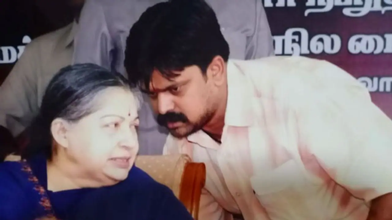 என் பெயரை பயன்படுத்தி வேலை வாங்கி தருவதாக கூறி பண மோசடி.! ஜெ. உதவியாளர் பூங்குன்றன் வேதனை என் பெயரை பயன்படுத்தி வேலை வாங்கி தருவதாக கூறி பண மோசடி.! ஜெ. உதவியாளர் பூங்குன்றன் வேதனை