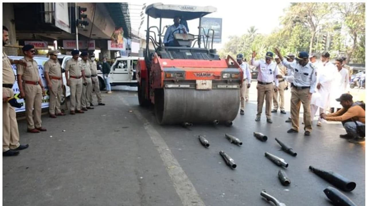 പിടിച്ചെടുത്ത അനധികൃത സൈലന്സറുകള് റോഡ് റോളര് കയറ്റി തവിടുപൊടിയാക്കി പൊലീസ്! പിടിച്ചെടുത്ത അനധികൃത സൈലന്സറുകള് റോഡ് റോളര് കയറ്റി തവിടുപൊടിയാക്കി പൊലീസ്!