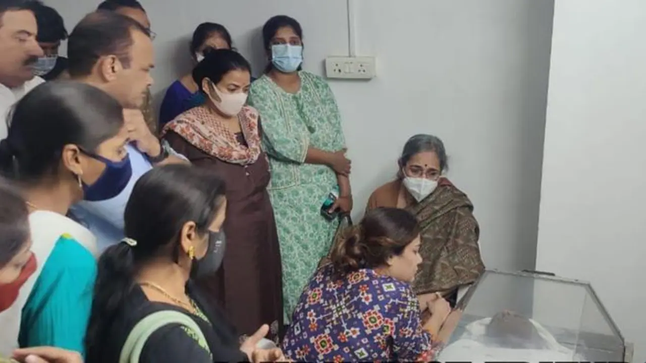 Mekapati Goutham Reddy:స్వగృహానికి చేరిన భౌతిక కాయం, తరలి వస్తున్న అభిమానులు Mekapati Goutham Reddy:స్వగృహానికి చేరిన భౌతిక కాయం, తరలి వస్తున్న అభిమానులు