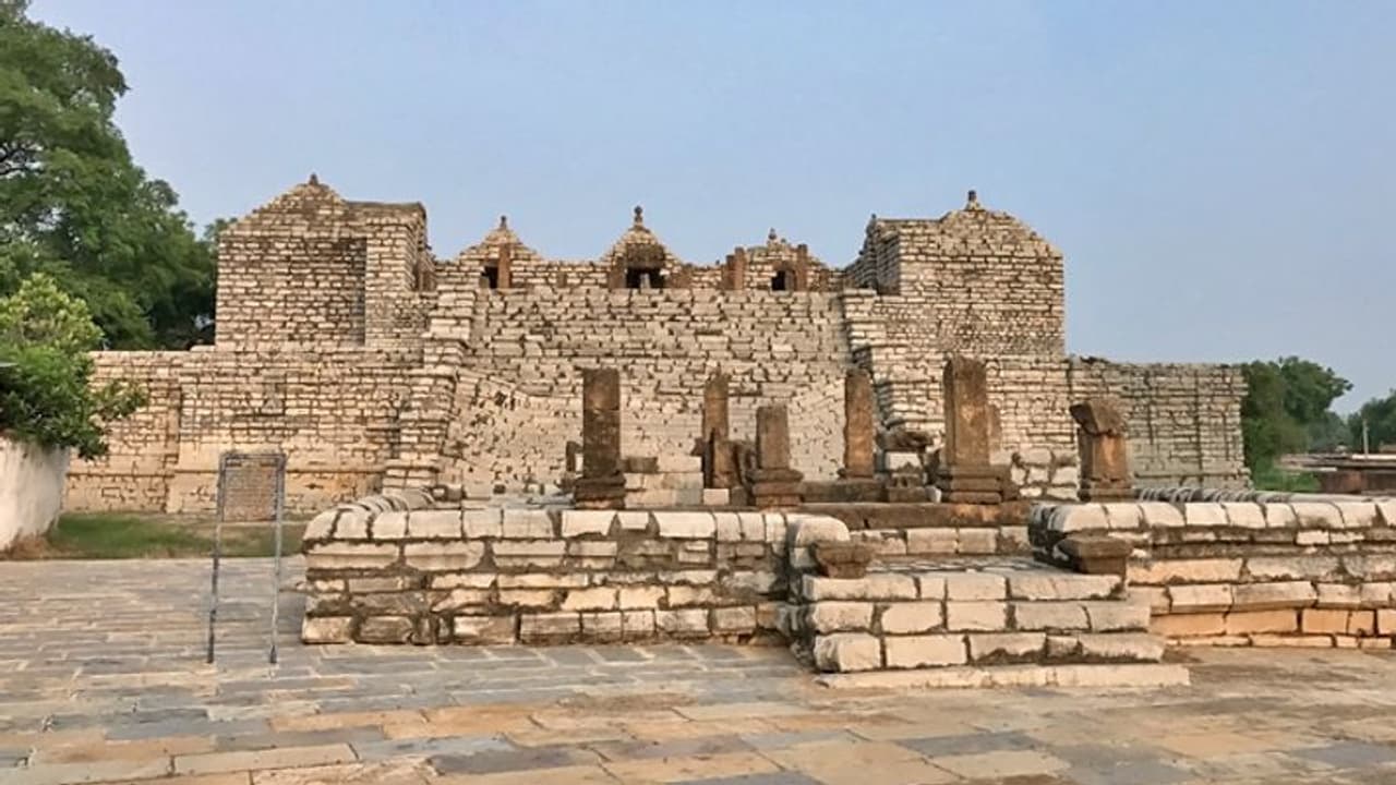 Mahashivratri 2022: इस मंदिर में 1 2 नहीं अलग अलग रंगों के 4 शिवलिंग हैं, खुदाई में मिला था ये स्थान