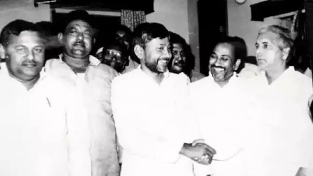 14 साल पुराने केस में लालू यादव के घर पर CBI रेड का नीतिश से बढ़ती नजदीकियां और जातिगत जनगणना तो वजह नहीं! 14 साल पुराने केस में लालू यादव के घर पर CBI रेड का नीतिश से बढ़ती नजदीकियां और जातिगत जनगणना तो वजह नहीं!