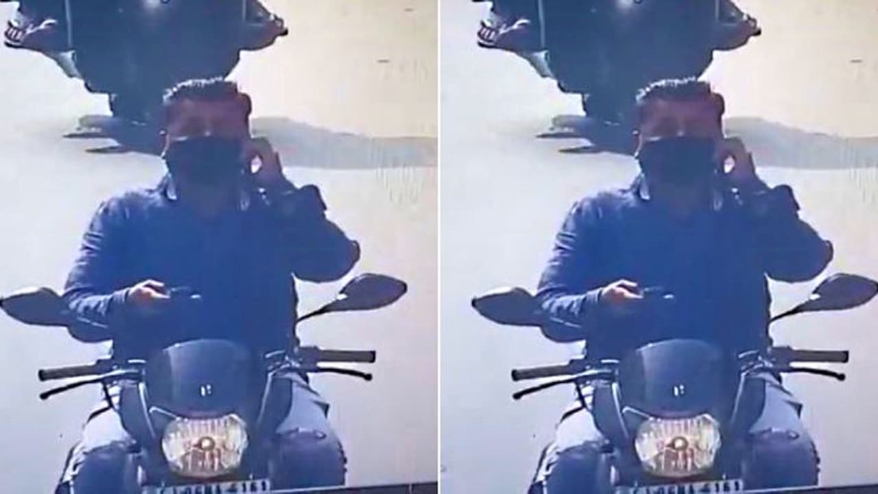 Using Mobile While Driving : ഇരുകയ്യിലും മൊബൈല്‍ ഫോണുകളുമായി ബൈക്ക് യാത്രികന്‍, അമ്പരന്ന് പൊലീസ്!