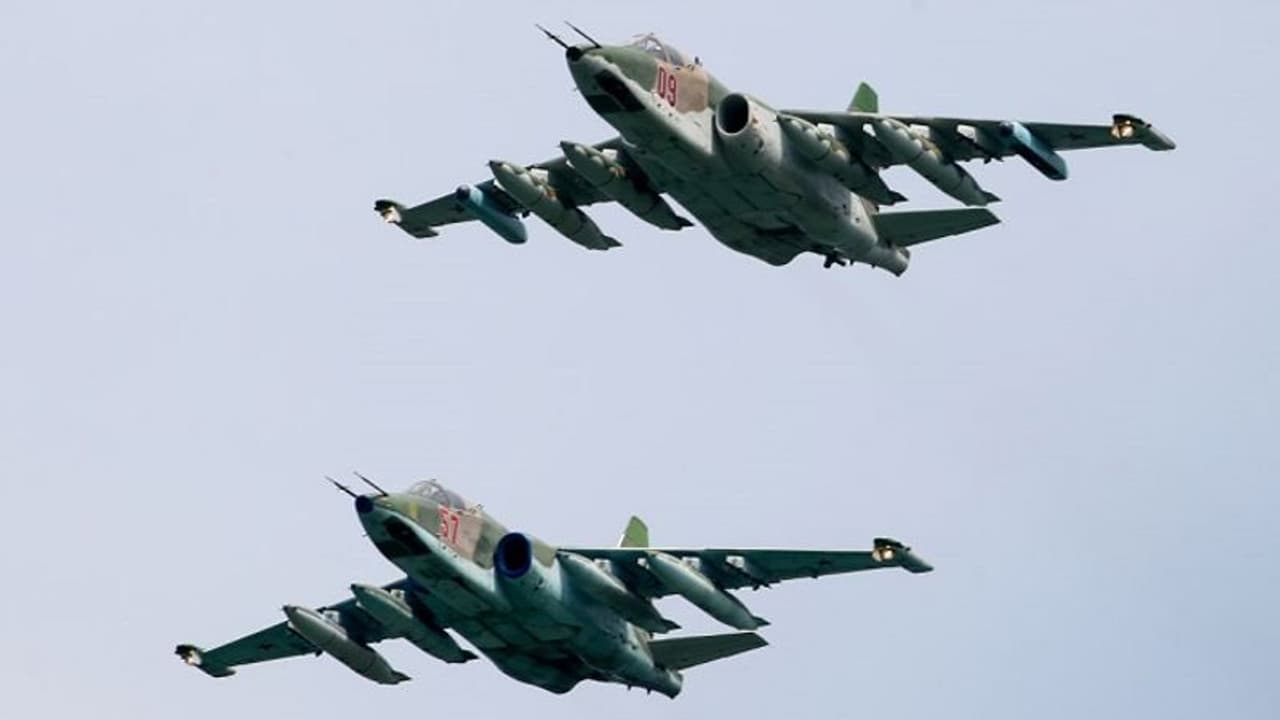 सुखोई Su 25, S 400 Triumf और लड़ाकू हेलिकॉप्टर, जानें यूक्रेन की सीमा पर रूस ने किन हथियारों को किया है जमा सुखोई Su 25, S 400 Triumf और लड़ाकू हेलिकॉप्टर, जानें यूक्रेन की सीमा पर रूस ने किन हथियारों को किया है जमा