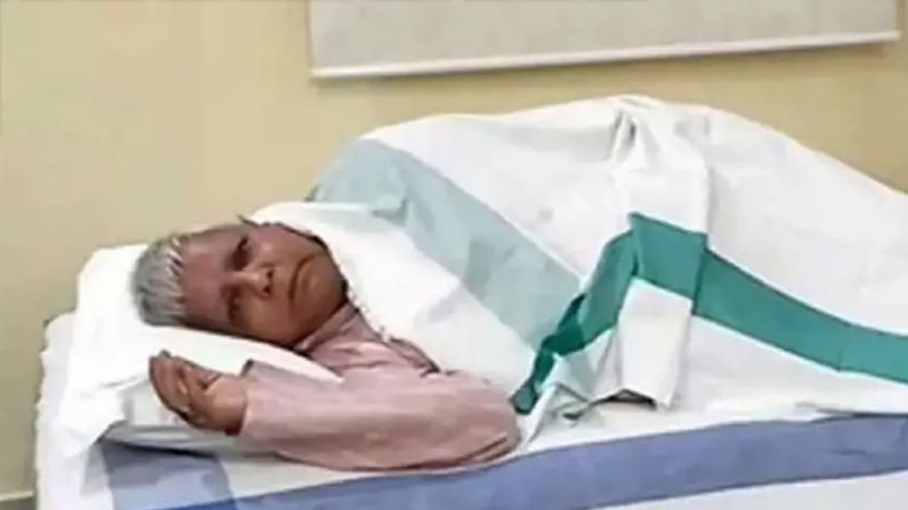 लालू की सजा से कुछ घंटों पहले की कहानी: पूरी रात सोए तक नहीं, बदलते रहे करवटें..किसी से एक शब्द भी नहीं बोले लालू की सजा से कुछ घंटों पहले की कहानी: पूरी रात सोए तक नहीं, बदलते रहे करवटें..किसी से एक शब्द भी नहीं बोले