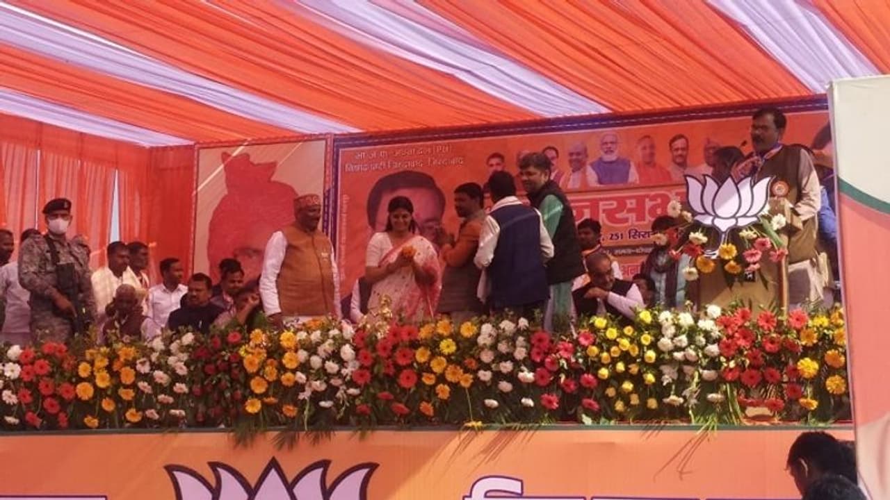 अनुप्रिया बोलीं सोनेलाल के विचारों को आगे ले जाने वाली बेटी को चुनना है या अपना दल को गिरवी रखने वाली बेटी