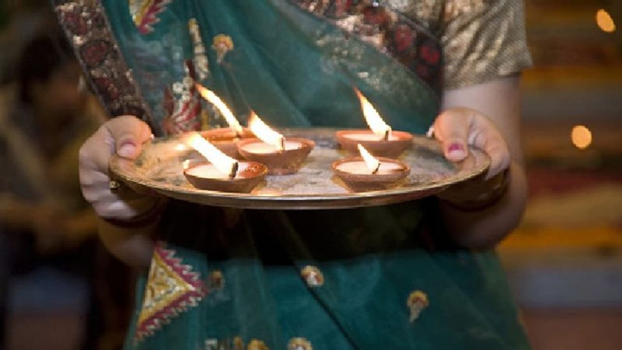 দেব পুজোয় আরতির ভূমিকা বিস্তর, জেনে নিন পুজোর সময় কেন আরতি করা হয় দেব পুজোয় আরতির ভূমিকা বিস্তর, জেনে নিন পুজোর সময় কেন আরতি করা হয়