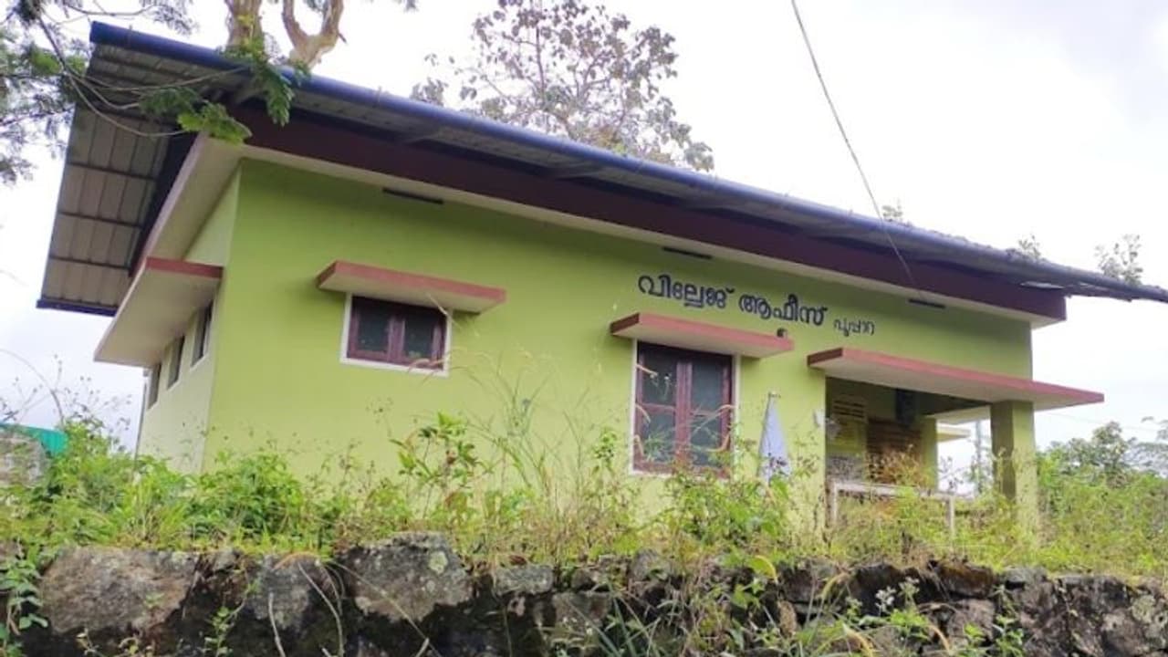 ഇടുക്കി പൂപ്പാറ വില്ലേജ് ഓഫീസിൽ മദ്യപസംഘത്തിൻ്റെ ആക്രമണം ഇടുക്കി പൂപ്പാറ വില്ലേജ് ഓഫീസിൽ മദ്യപസംഘത്തിൻ്റെ ആക്രമണം