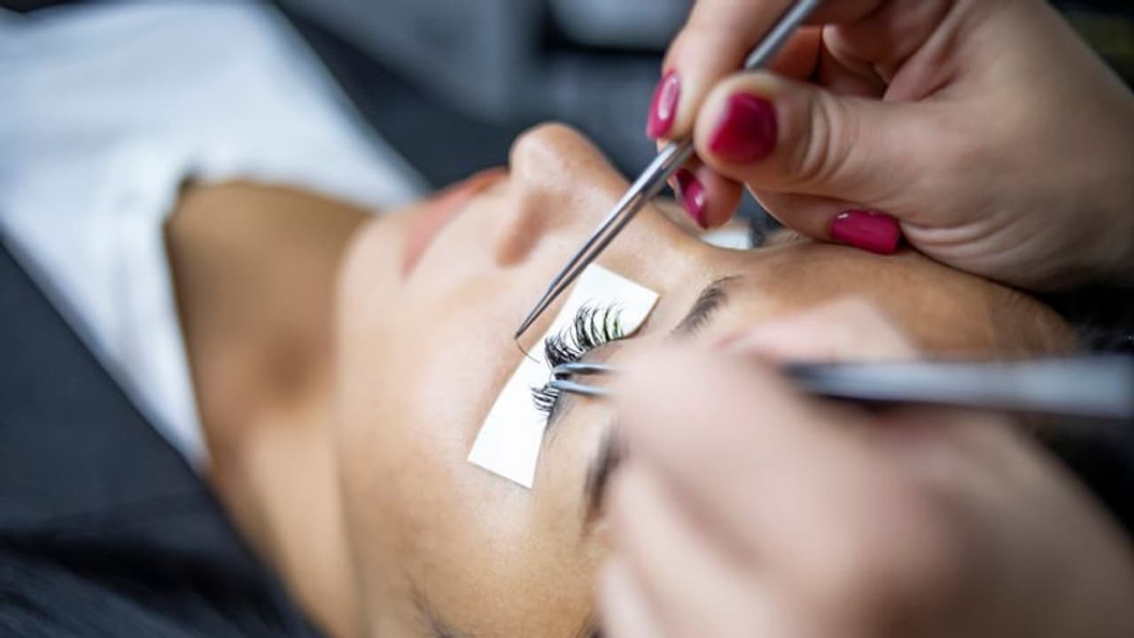 আইল্যাশ এক্সটেনশন ব্যবহার করেন, তবে কেনার আগে অবশ্যই মাথায় রাখুন এগুলি আইল্যাশ এক্সটেনশন ব্যবহার করেন, তবে কেনার আগে অবশ্যই মাথায় রাখুন এগুলি