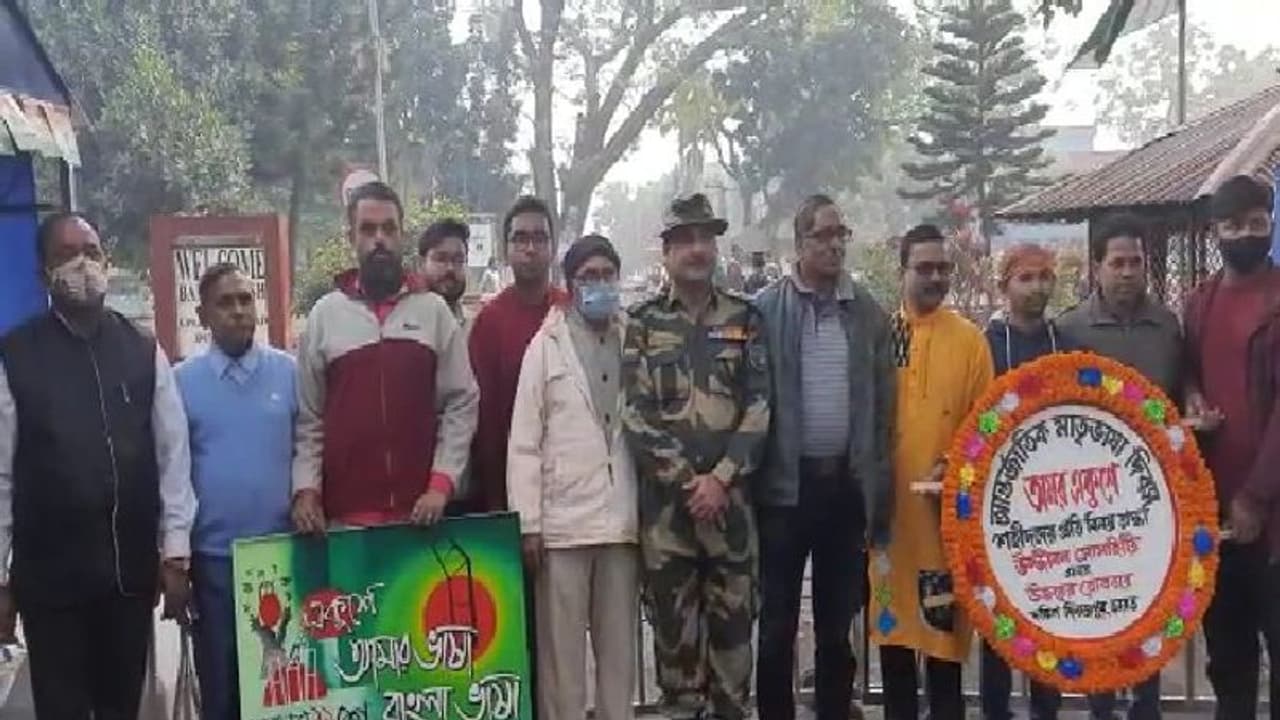 আন্তর্জাতিক মাতৃভাষা দিবসে মিলে গেল দুই বাংলা, অমর একুশের সম্মানে নত কাঁটাতার আন্তর্জাতিক মাতৃভাষা দিবসে মিলে গেল দুই বাংলা, অমর একুশের সম্মানে নত কাঁটাতার