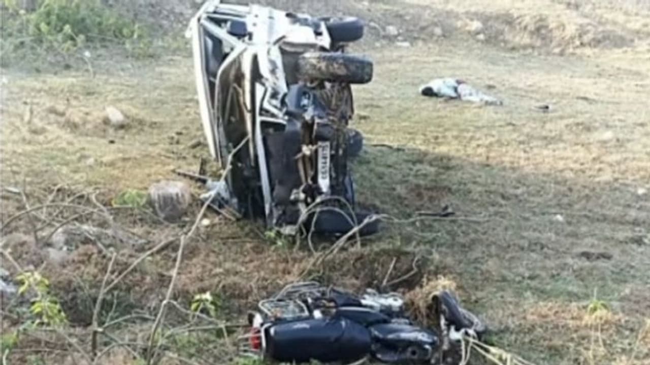 बोलेरो की टक्कर से 4 दोस्तों की मौत, एक साथ उठी अर्थी, एक ही जगह अंतिम संस्कार, गांववाले भी रोने लगे बोलेरो की टक्कर से 4 दोस्तों की मौत, एक साथ उठी अर्थी, एक ही जगह अंतिम संस्कार, गांववाले भी रोने लगे