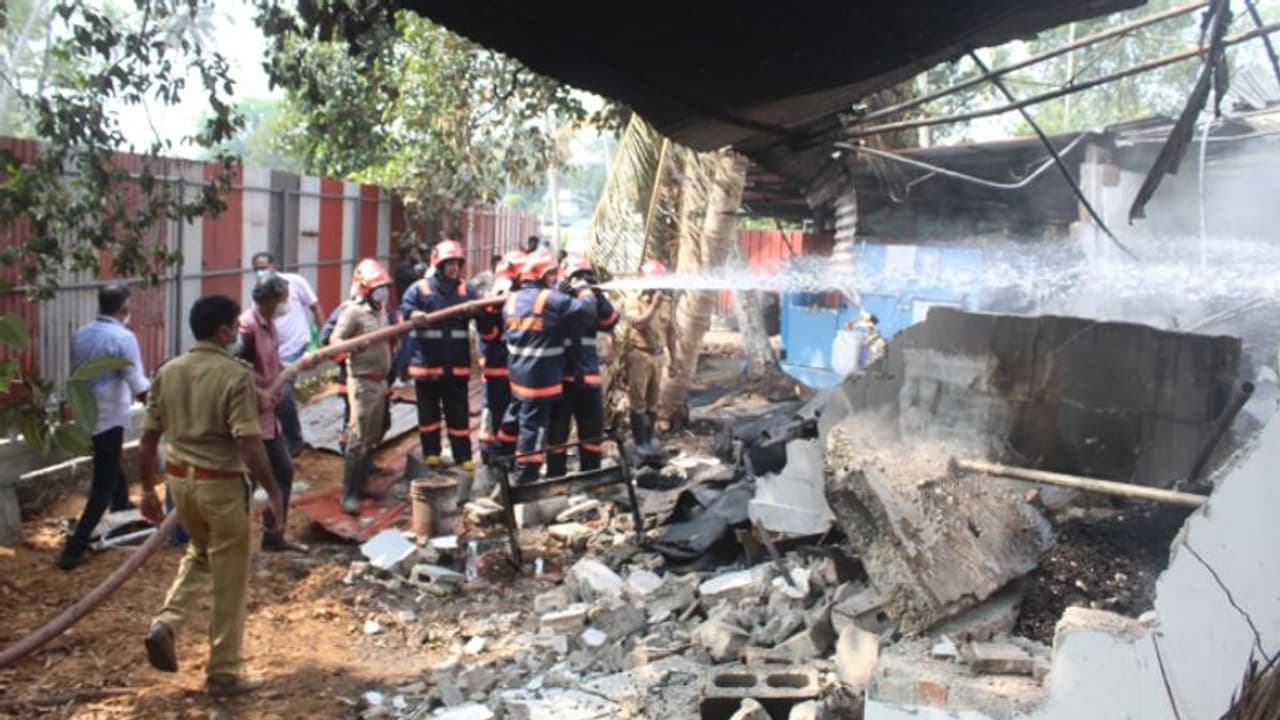 പാചകവാതക ഗോഡൗണിന് സമീപത്തെ കയര് ഫാക്ടറിയില് വന് അഗ്നിബാധ; ലക്ഷങ്ങളുടെ നഷ്ടം പാചകവാതക ഗോഡൗണിന് സമീപത്തെ കയര് ഫാക്ടറിയില് വന് അഗ്നിബാധ; ലക്ഷങ്ങളുടെ നഷ്ടം