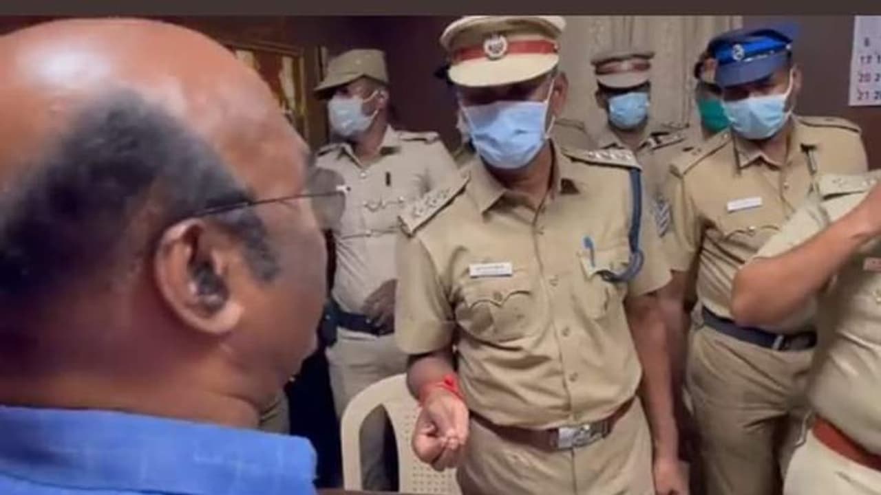 கைலி கூட மாற்ற விடாமல் ஜெயக்குமாரை கைது செய்த போலீஸ் அதிகாரிக்கு வந்த நிலைமையை பார்த்தீங்களா? கைலி கூட மாற்ற விடாமல் ஜெயக்குமாரை கைது செய்த போலீஸ் அதிகாரிக்கு வந்த நிலைமையை பார்த்தீங்களா?