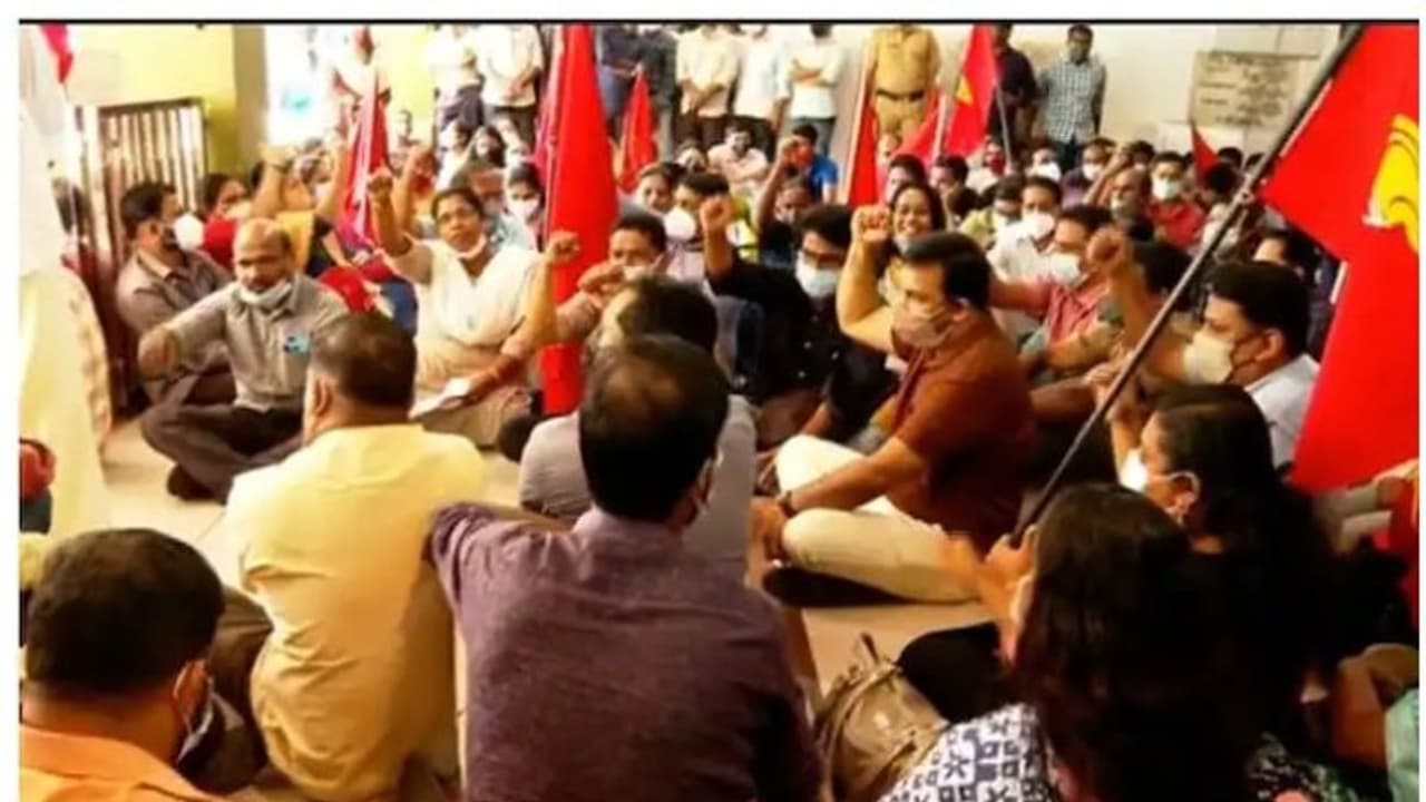 സ്ഥലംമാറ്റം റദ്ദാക്കാമെന്ന് ഉറപ്പ്; കളക്ടർ സമരക്കാർക്ക് കീഴടങ്ങി, എന്ജിഒ യൂണിയന്റെ സമരം അവസാനിപ്പിച്ചു സ്ഥലംമാറ്റം റദ്ദാക്കാമെന്ന് ഉറപ്പ്; കളക്ടർ സമരക്കാർക്ക് കീഴടങ്ങി, എന്ജിഒ യൂണിയന്റെ സമരം അവസാനിപ്പിച്ചു