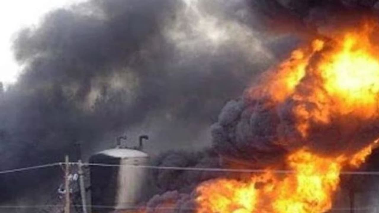 हिमाचल में बड़ा हादसा: पटाखा फैक्टरी में हुआ भयानक धमाका, 7 लोगों की जिंदा जलने से मौत..इलाके में मचा हड़कंप हिमाचल में बड़ा हादसा: पटाखा फैक्टरी में हुआ भयानक धमाका, 7 लोगों की जिंदा जलने से मौत..इलाके में मचा हड़कंप