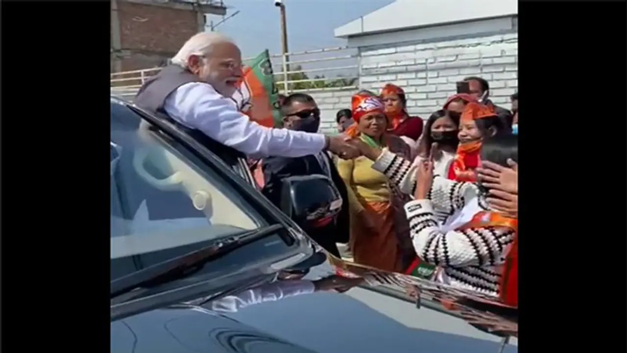 Manipur Chunav 2022: मणिपुर की सड़कों पर दिखा जबरदस्त उत्साह, कार से उतरकर बच्चों बड़ों सबको मुरीद बना गए मोदी Manipur Chunav 2022: मणिपुर की सड़कों पर दिखा जबरदस्त उत्साह, कार से उतरकर बच्चों बड़ों सबको मुरीद बना गए मोदी