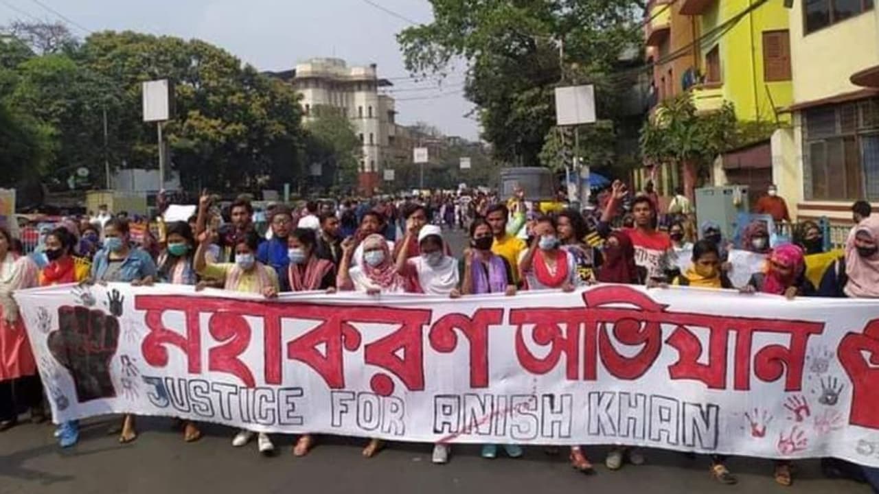 মোবাইল চেয়ে নোটিস, মোবাইল দিতে হলে আদালতে দেব, সাফ জানিয়ে দিল আনিসের পরিবার মোবাইল চেয়ে নোটিস, মোবাইল দিতে হলে আদালতে দেব, সাফ জানিয়ে দিল আনিসের পরিবার