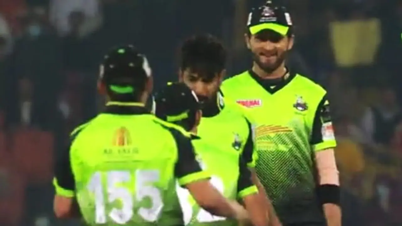 கேட்ச்சை தவறவிட்ட வீரரின் கன்னத்தில் பளார்னு அறைந்த பாக்.,பவுலர்! அதிர்ச்சியில் உறைந்த வீரர்கள்.. வைரல் வீடியோ