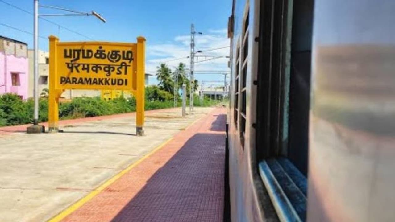 Tamilnadu Local Body Election Results: பரமக்குடியில் பதற்றம் தீ விபத்தில் முடிந்த வெற்றி கொண்டாட்டம் Tamilnadu Local Body Election Results: பரமக்குடியில் பதற்றம் தீ விபத்தில் முடிந்த வெற்றி கொண்டாட்டம்