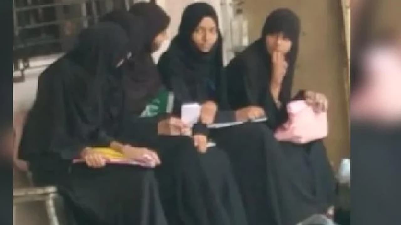 गुजरात तक पहुंचा हिजाब विवाद: बुर्का पहने परीक्षा देने पहुंची मुस्लिम छात्राएं, तो हुआ जमकर हंगामा