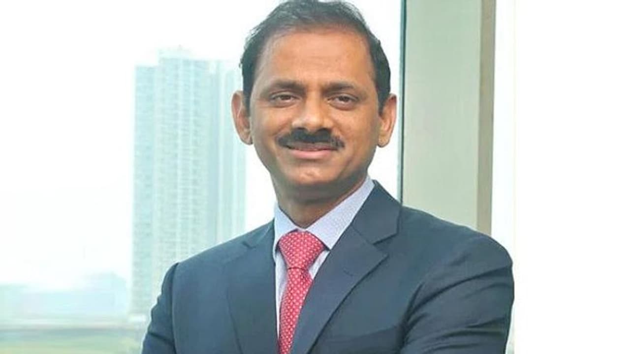 డ్రైవర్, పనిమనిషితో సహ వారికి బ్యాంక్ సిఈఓ రూ. 4 కోట్ల గిఫ్ట్.. ఎటువంటి బంధుత్వం లేకున్నా.. డ్రైవర్, పనిమనిషితో సహ వారికి బ్యాంక్ సిఈఓ రూ. 4 కోట్ల గిఫ్ట్.. ఎటువంటి బంధుత్వం లేకున్నా..