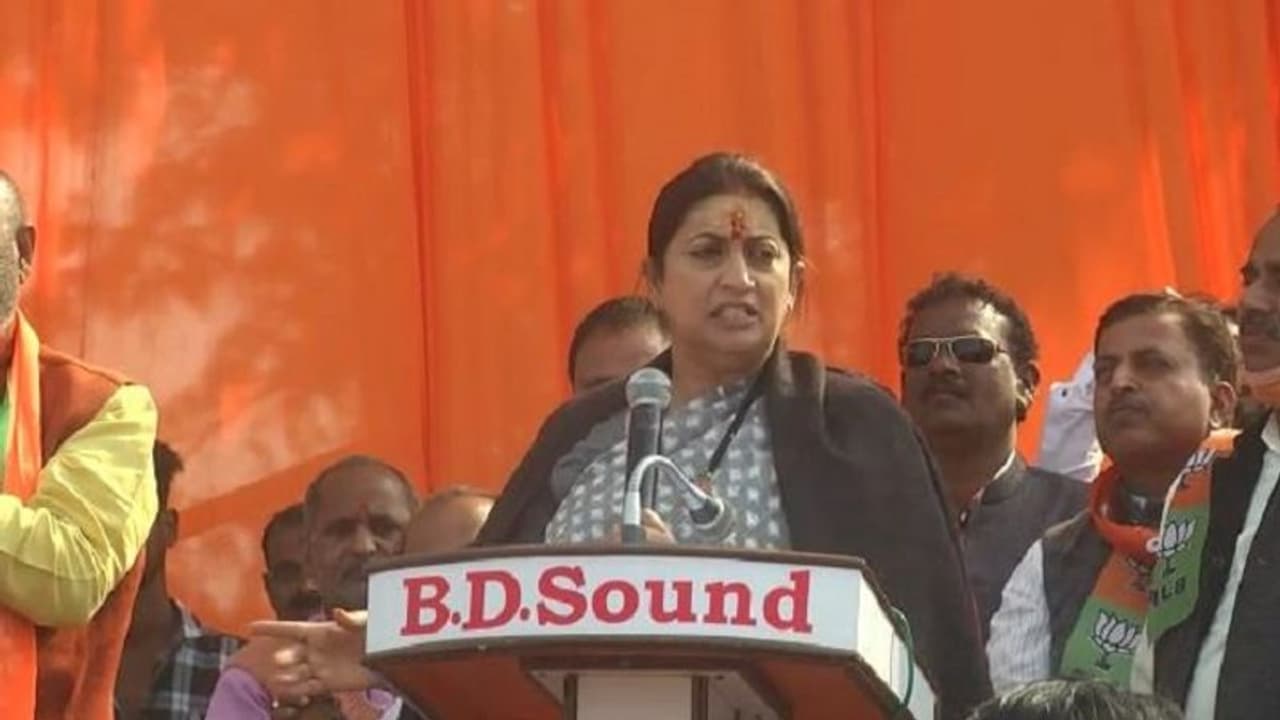 UP Chunav 2022: स्मृति ईरानी ने कांग्रेस पर बोला हमला, कहा पंजाब में जाकर ठहाके लगा रही यूपी की बेटी प्रियंका UP Chunav 2022: स्मृति ईरानी ने कांग्रेस पर बोला हमला, कहा पंजाब में जाकर ठहाके लगा रही यूपी की बेटी प्रियंका