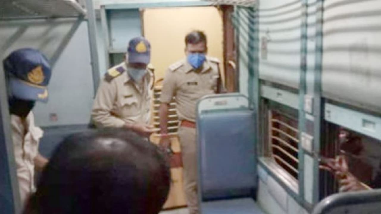 शॉकिंग क्राइम: चलती ट्रेन में 6 साल की बच्ची के साथ किया रेप, पास सोते रह गए दादा और मां और फिर शॉकिंग क्राइम: चलती ट्रेन में 6 साल की बच्ची के साथ किया रेप, पास सोते रह गए दादा और मां और फिर