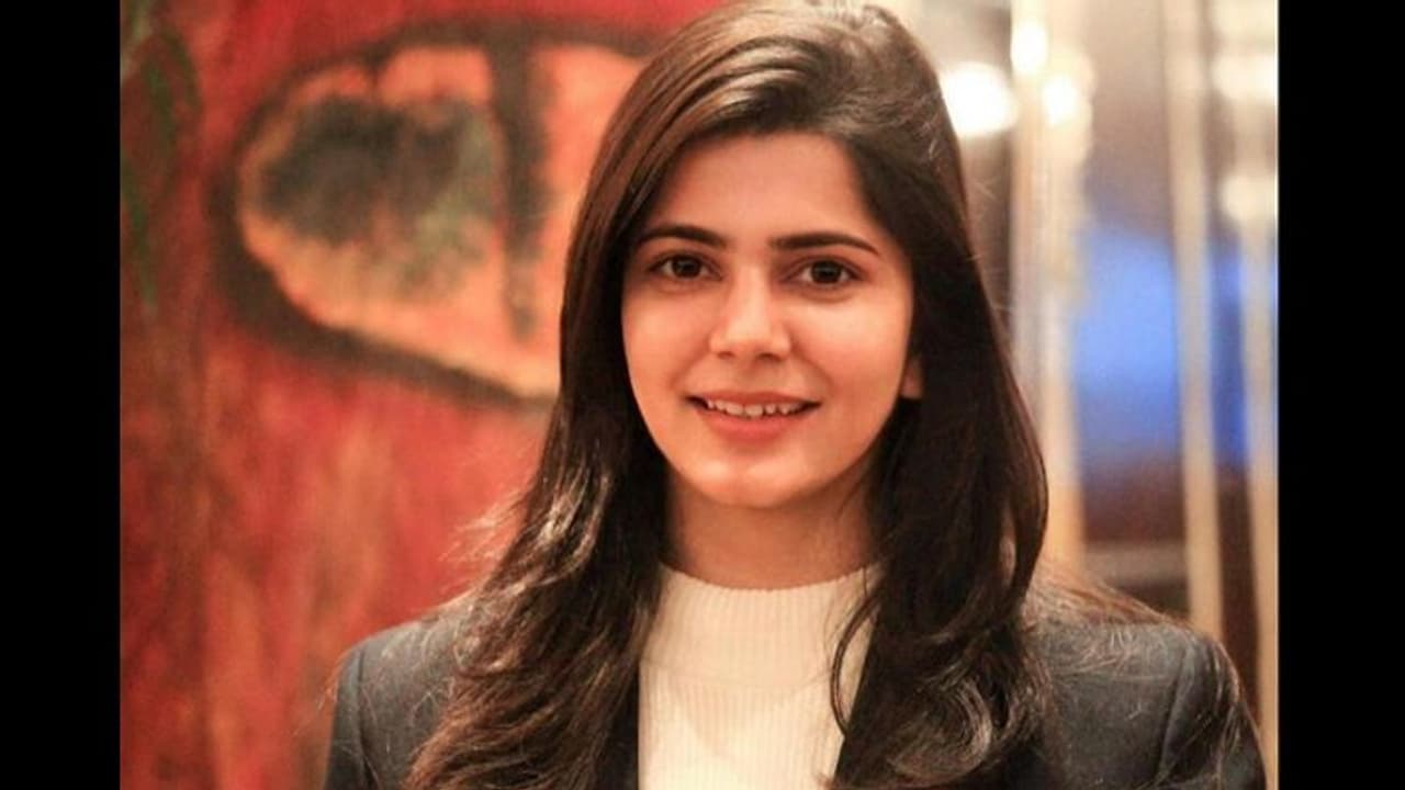 छेड़छाड़ से तंग आकर परिवार ने छोड़ा था UP, अब दिल्ली से आकर CM योगी का प्रचार कर रहीं अपूर्वा सिंह, जानें वजह